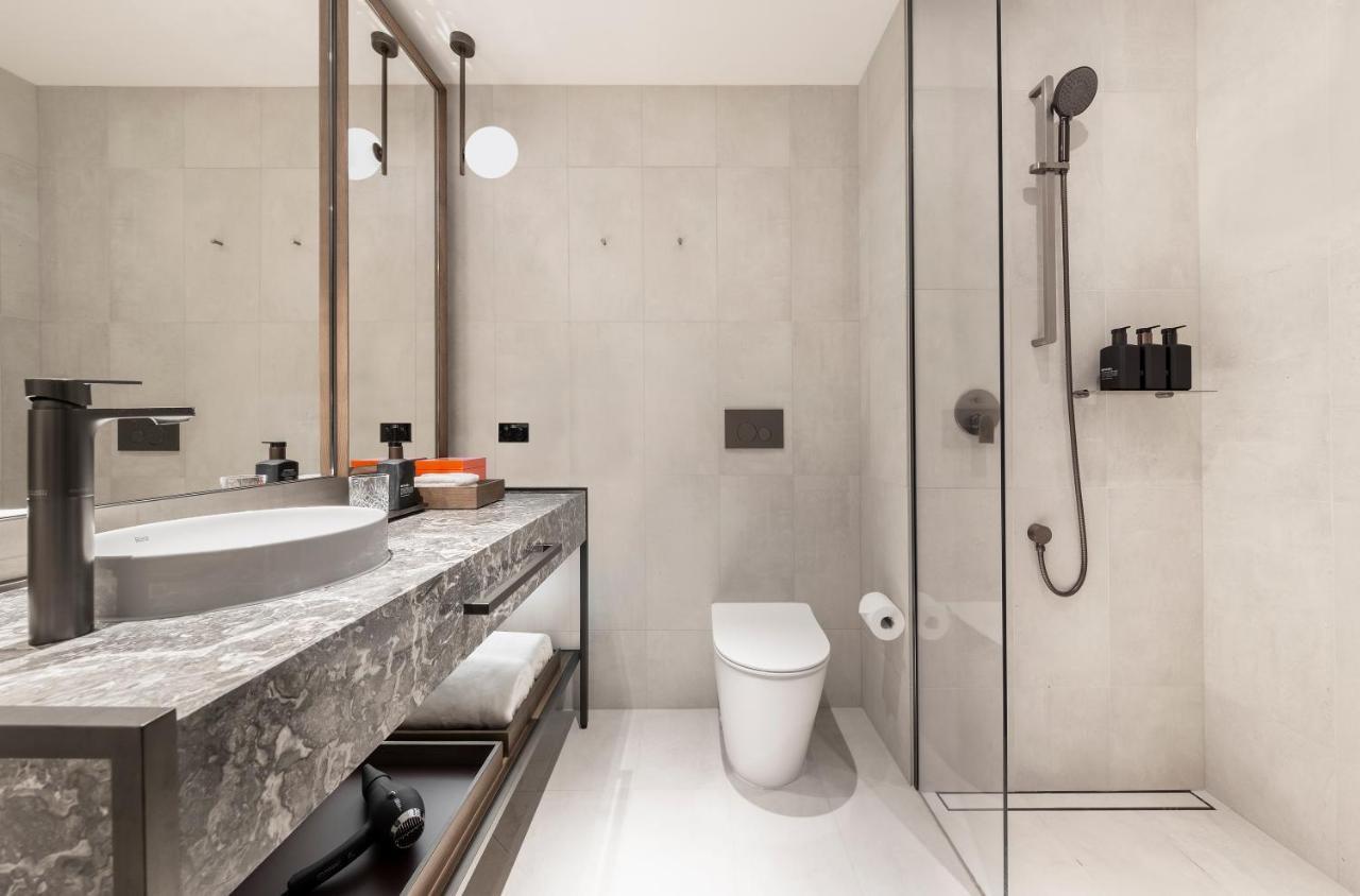 Next Hotel Melbourne, Curio Collection By Hilton Esterno foto Bathroom