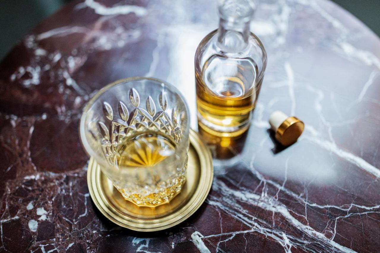 Next Hotel Melbourne, Curio Collection By Hilton Esterno foto A glass of whisky