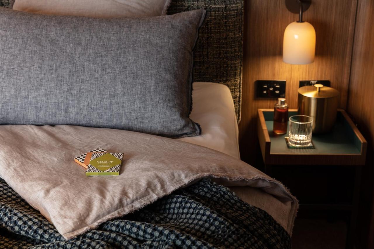 Next Hotel Melbourne, Curio Collection By Hilton Esterno foto A bed with a duvet