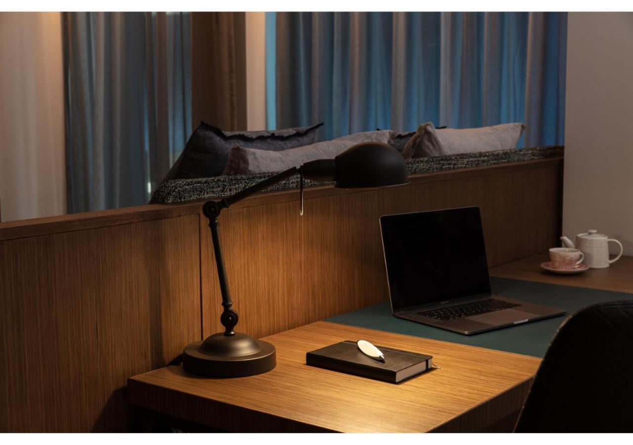 Next Hotel Melbourne, Curio Collection By Hilton Esterno foto A desk lamp