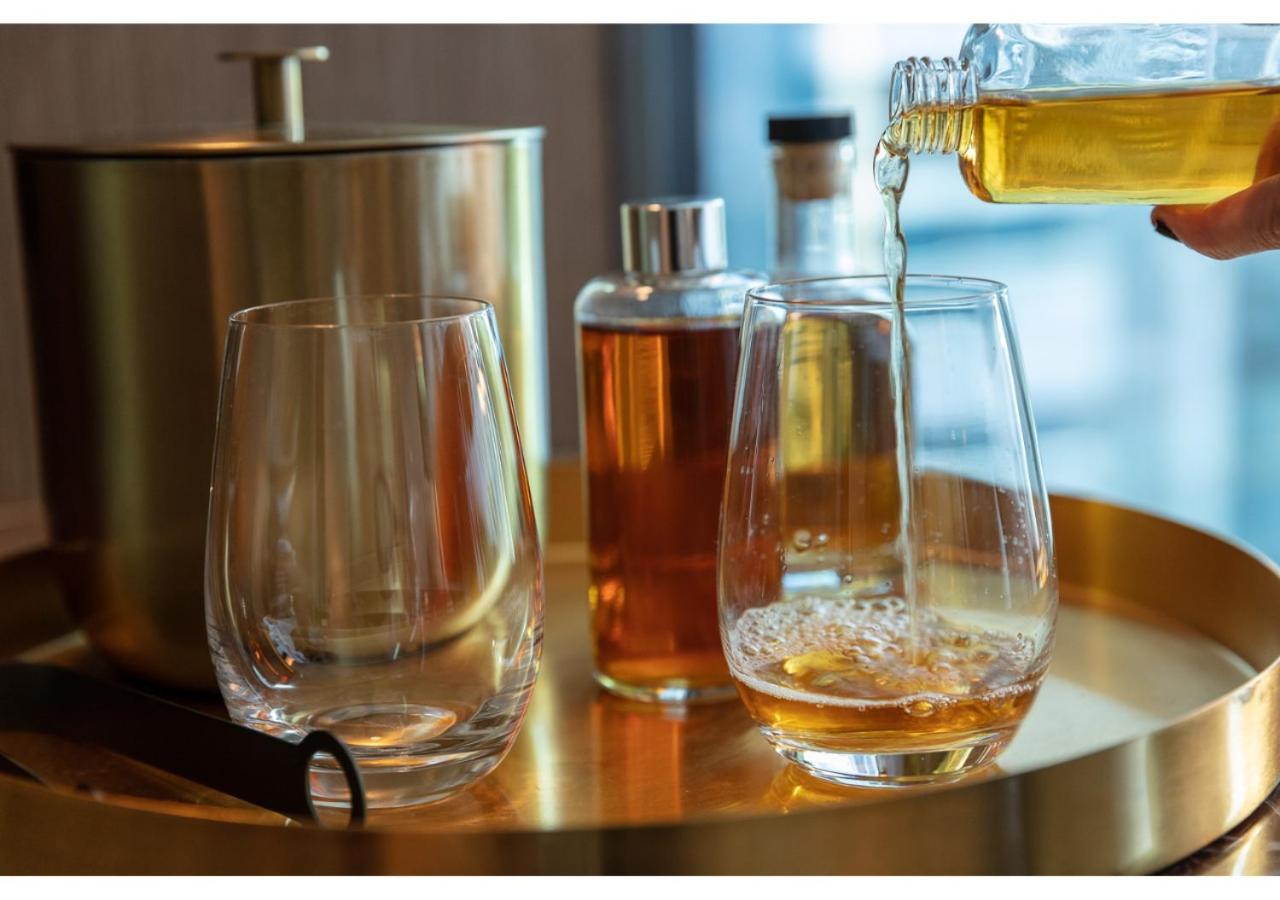 Next Hotel Melbourne, Curio Collection By Hilton Esterno foto A whisky tasting