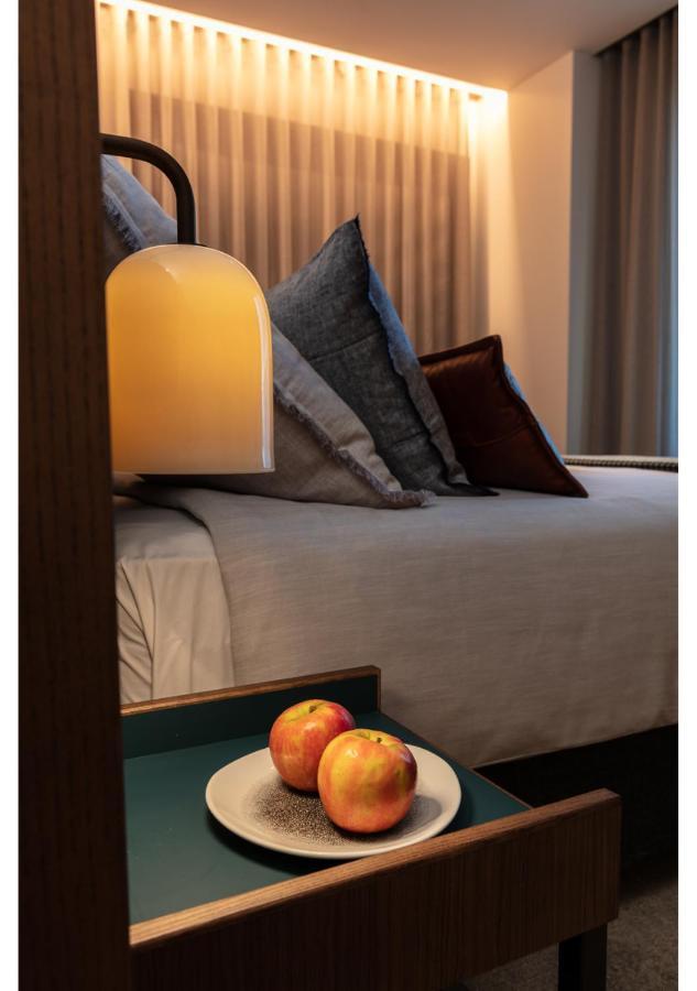 Next Hotel Melbourne, Curio Collection By Hilton Esterno foto A bed with a pillow