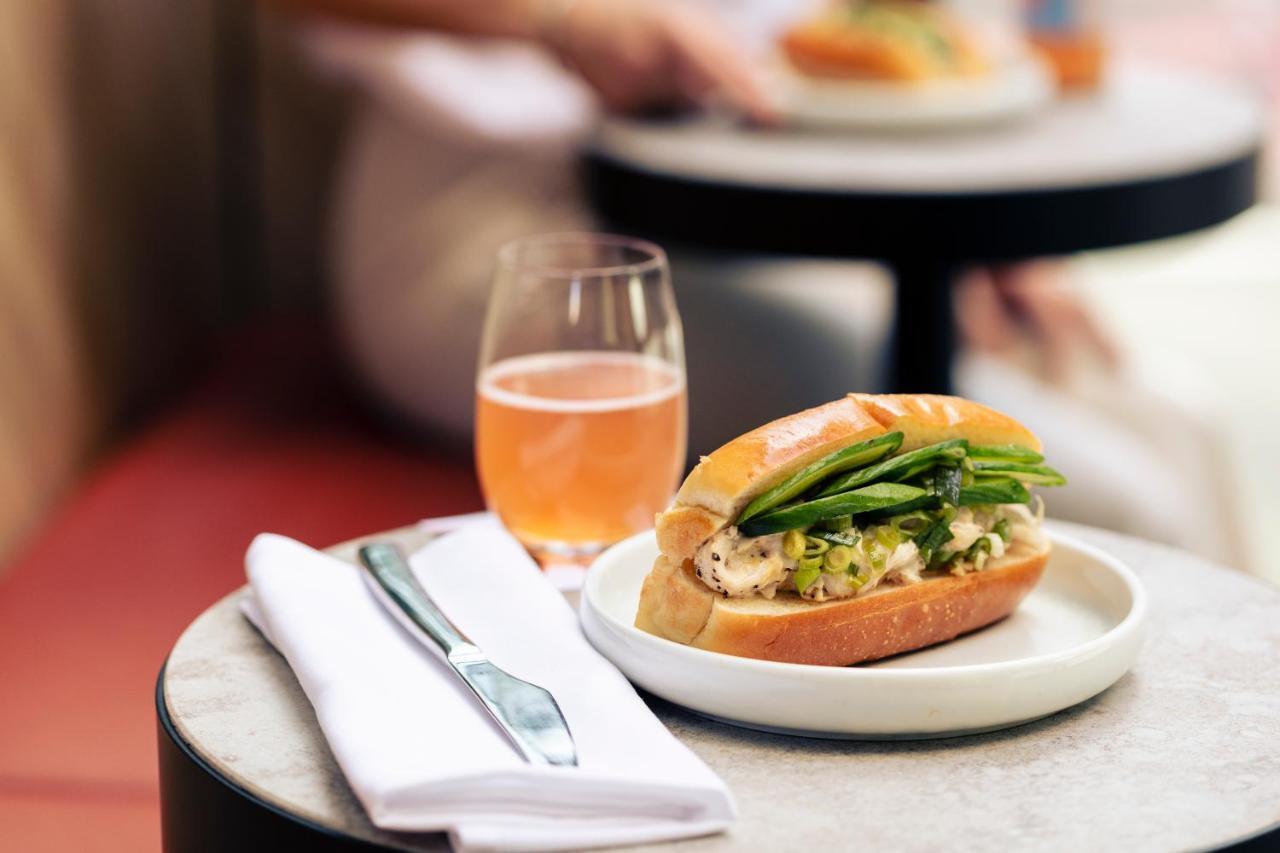 Next Hotel Melbourne, Curio Collection By Hilton Esterno foto A lobster roll at the Oyster Bar
