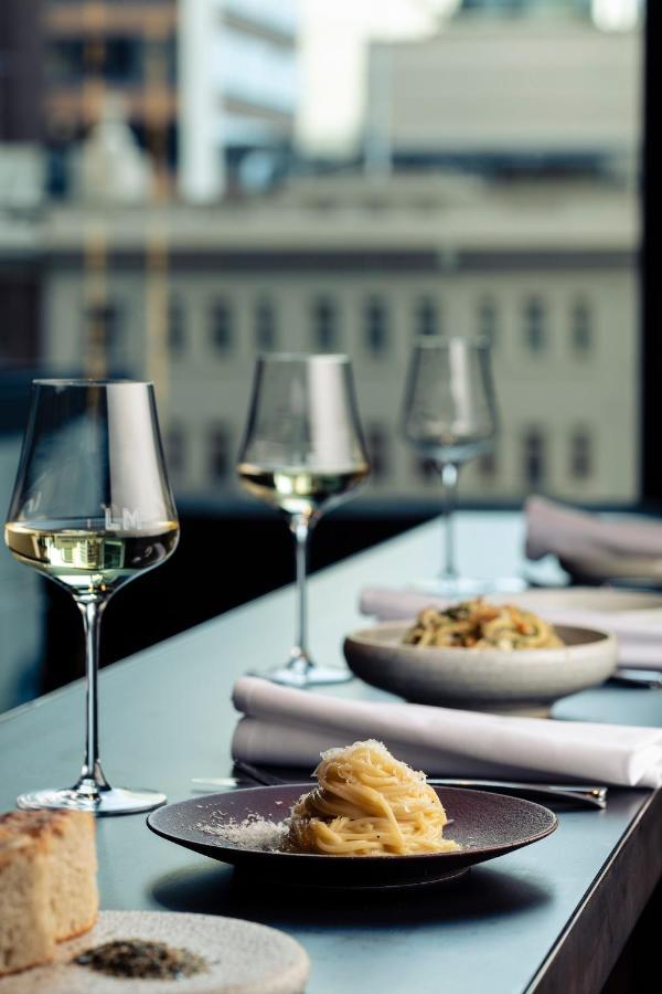Next Hotel Melbourne, Curio Collection By Hilton Esterno foto Wine glasses