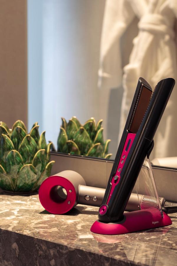 Next Hotel Melbourne, Curio Collection By Hilton Esterno foto A hair iron