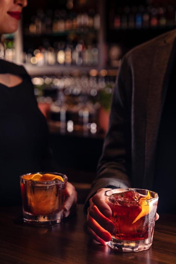 Next Hotel Melbourne, Curio Collection By Hilton Esterno foto A bartender at work