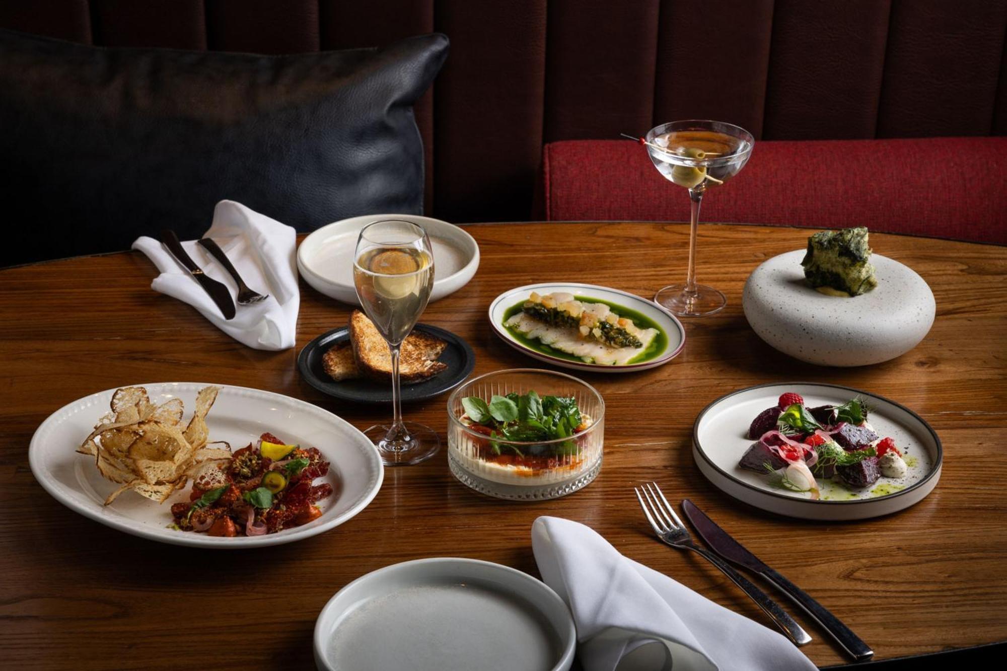 Next Hotel Melbourne, Curio Collection By Hilton Esterno foto Dishes at the restaurant